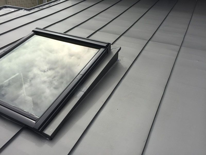 Pose de fenêtres de toit sur toiture à joints debouts
