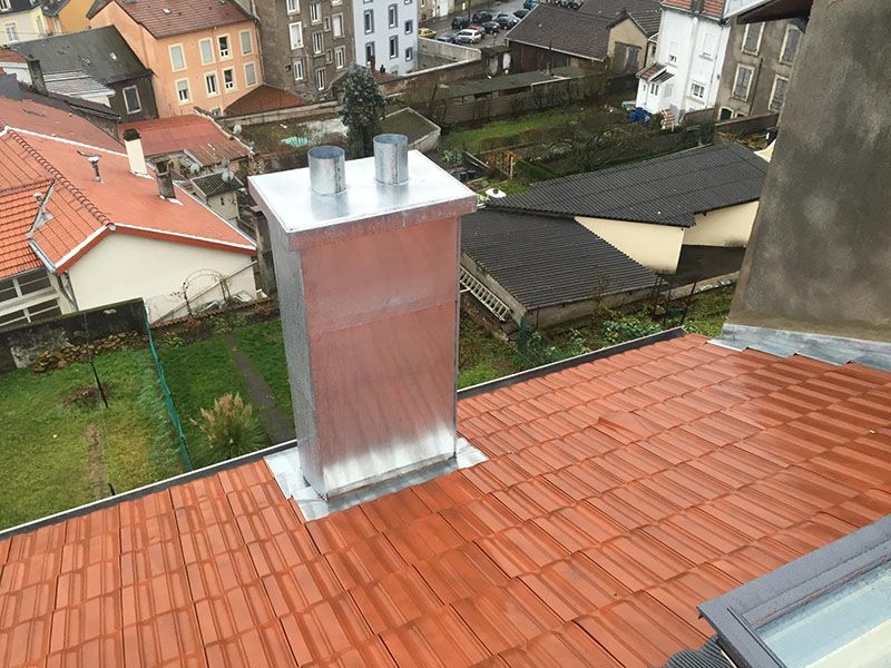 Toiture en tuiles et habillage cheminée en zinc